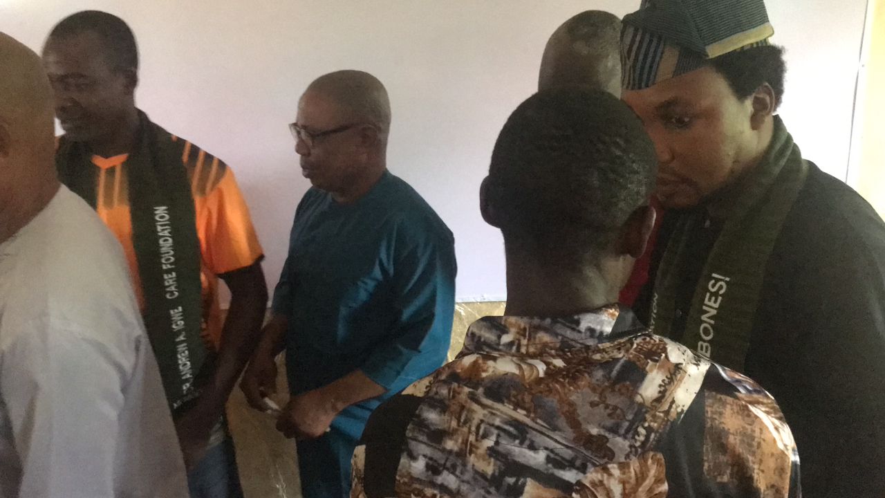 DR. ANDREW A. IGWE CARE FOUNDATION INSTALLS CLASSROOM WHITEBOARDS AT GSS AKABUKA (UBE)