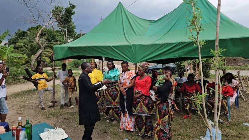Rev. Cookey-Gam Urges Family Members to Support Beneficiaries as Dr. Andrew Igwe Empowers Umu-Ogbo Women photo 16