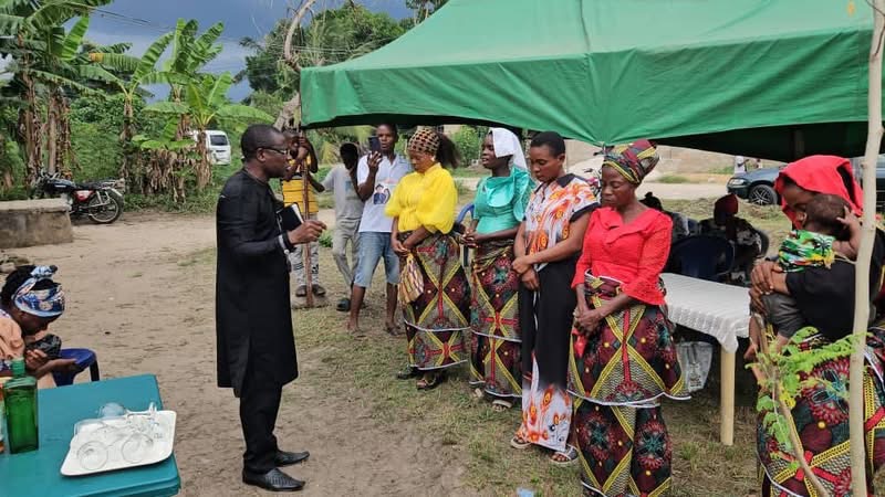 Rev. Cookey-Gam Urges Family Members to Support Beneficiaries as Dr. Andrew Igwe Empowers Umu-Ogbo Women photo 15