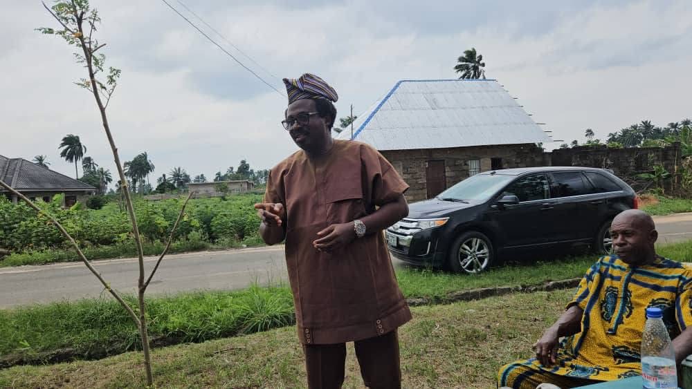 Rev. Cookey-Gam Urges Family Members to Support Beneficiaries as Dr. Andrew Igwe Empowers Umu-Ogbo Women photo 5
