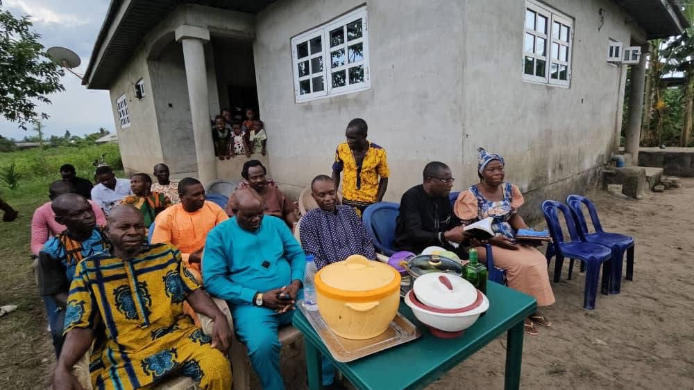 Rev. Cookey-Gam Urges Family Members to Support Beneficiaries as Dr. Andrew Igwe Empowers Umu-Ogbo Women photo 3