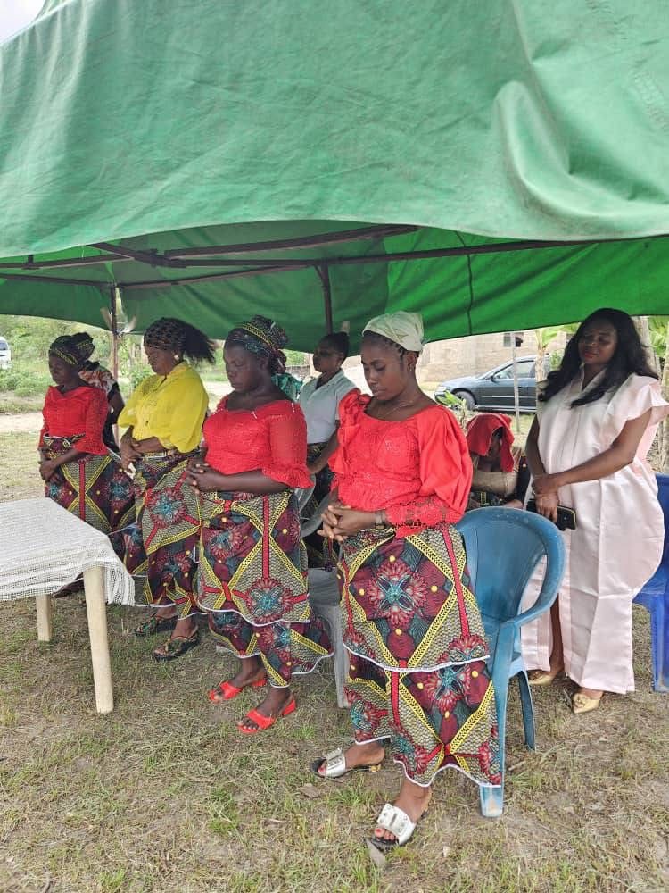 Rev. Cookey-Gam Urges Family Members to Support Beneficiaries as Dr. Andrew Igwe Empowers Umu-Ogbo Women photo 2