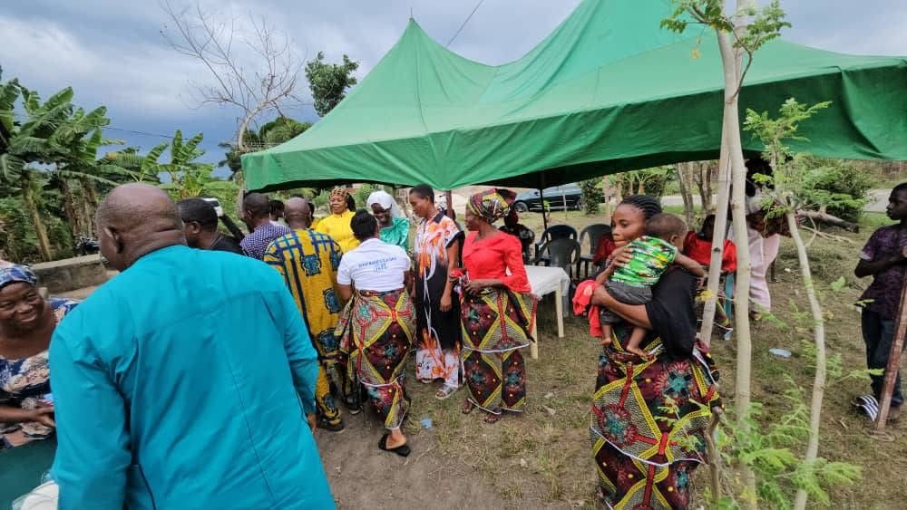 Rev. Cookey-Gam Urges Family Members to Support Beneficiaries as Dr. Andrew Igwe Empowers Umu-Ogbo Women photo 1