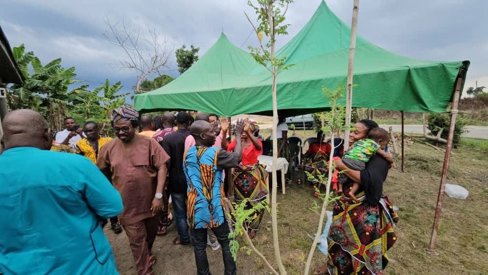 Rev. Cookey-Gam Urges Family Members to Support Beneficiaries as Dr. Andrew Igwe Empowers Umu-Ogbo Women photo 3